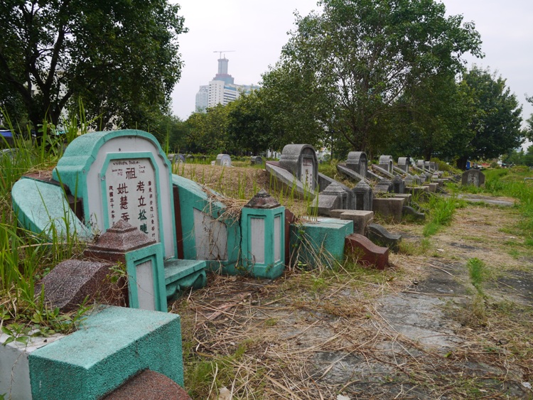 Graves At Teochew Chinese Cemetery, Bangkok