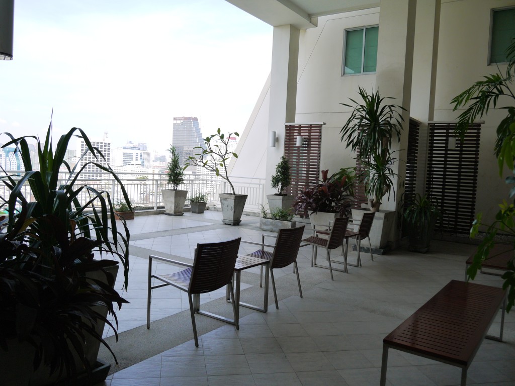 baan-sirisilom-bangkok-19th-floor-chill-out-area Chill our area at Bangkok condo