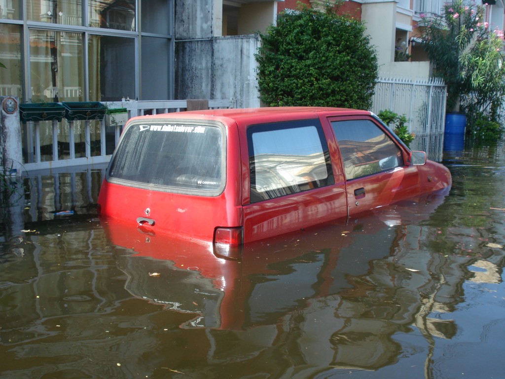 flooded-car-thailand-floods-2011 This Car Wan't Moved In Time