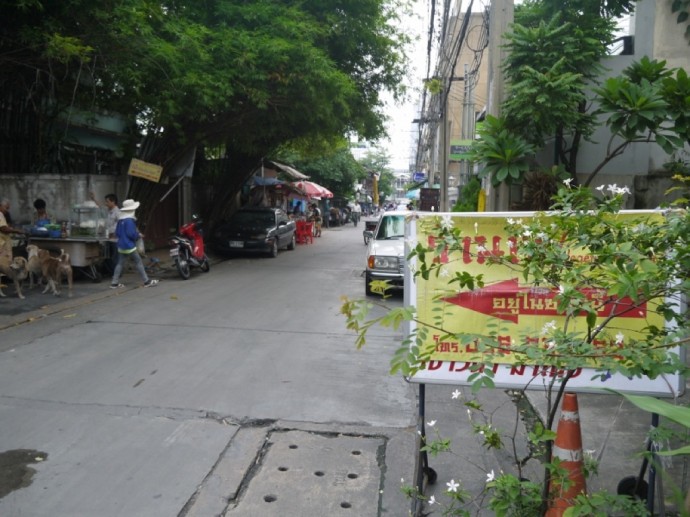 Sign Pointing To Tien Sin Vegetarian