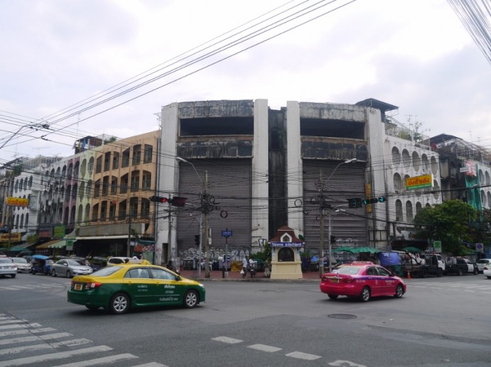 New World Mall At Bang Lam Pu Junction