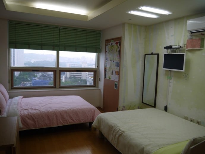 Two Double Beds At Charm #3 Apartment, SK Hub, Seoul