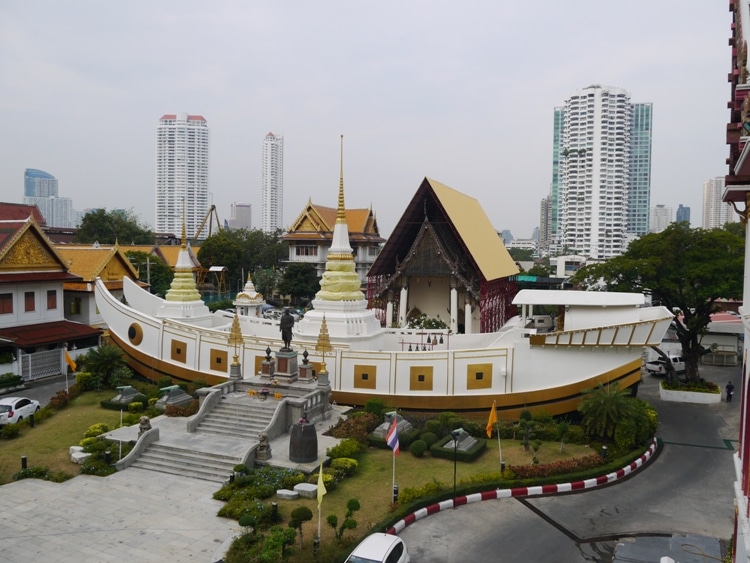 Travel to Bangkok Boat temple