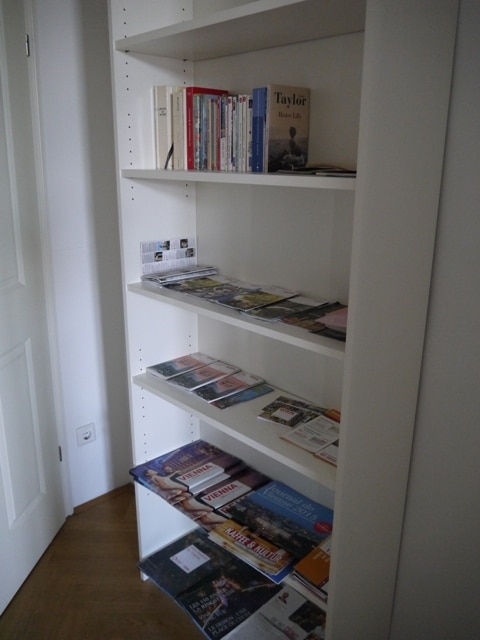 Books At Airbnb Apartment In Vienna